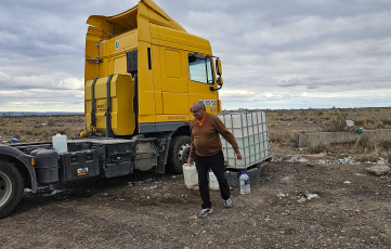 Mendoza, Argentina.- En las fotos tomadas el 8 de septiembre del 2023, más de 9.000 camiones aguardan cruzar el paso Cristo Redentor hacia ambos lados de la Cordillera de Los Andes, en un cruce que ya lleva 58 días cerrados en lo que va del año, según confirmó el Comité de Frontera en un comunicado. Daniel Galdeano, titular de ese organismo, destacó que esta prolongada inhabilitación del cruce fronterizo en plena temporada invernal es un hecho inusual y preocupante.