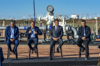 Neuquén, Argentina.- En las fotos tomadas el 26 de septiembre del 2023, el ministro de Economía y candidato presidencial, Sergio Massa (2do derecha), durante un acto en el oleoducto Vaca Muerta. Massa, anunció la puesta en marcha, desde octubre y extensible hasta fin de noviembre, de un esquema de dólar diferencial para los exportadores de hidrocarburos de la cuenca de Vaca Muerta y buscará así impulsar la liquidación de unos USD 1.200 millones.