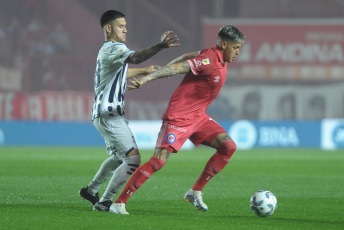 Buenos Aires, Argentina.- En las fotos tomadas el 21 de septiembre del 2023, durante el partido entre Argentinos Juniors y Talleres de Córdoba en el Estadio Diego Armando Maradona por la quinta fecha de la Zona A de la Copa de la Liga. Argentinos logró un importante triunfo ante Talleres, venció 3-1 y se subió a la punta de la Zona A -la comparte con Independiente- de la Copa de la Liga Profesional. El Bicho suma dos victorias consecutivas desde la llegada de Pablo Guede.