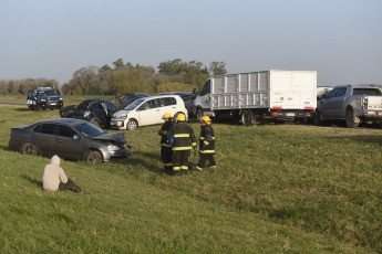 Córdoba, Argentina.- En las fotos tomadas el 11 de septiembre del 2023, muestra un choque múltiple en la ruta provincial 13, entre Villa del Rosario y Luque, en el departamento cordobés de Río Segundo. Dos personas murieron en accidentes ocurridos en la ruta provincial 13, entre las localidades cordobesas de Villa del Rosario y Luque, y sobre la autopista Rosario-Córdoba, donde colisionaron al menos unos 30 vehículos en cadena, y ambos choques fueron provocados por una nube de tierra originada por fuertes vientos que soplaron en esas zonas del país.