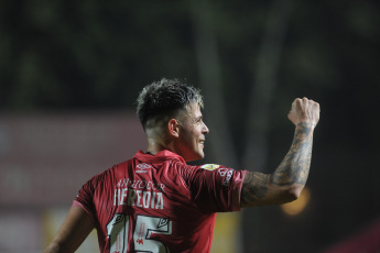 Buenos Aires, Argentina.- En las fotos tomadas el 21 de septiembre del 2023, durante el partido entre Argentinos Juniors y Talleres de Córdoba en el Estadio Diego Armando Maradona por la quinta fecha de la Zona A de la Copa de la Liga. Argentinos logró un importante triunfo ante Talleres, venció 3-1 y se subió a la punta de la Zona A -la comparte con Independiente- de la Copa de la Liga Profesional. El Bicho suma dos victorias consecutivas desde la llegada de Pablo Guede.