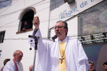 Buenos Aires, Argentina.- En las fotos tomadas el 5 de septiembre del 2023, el Equipo de Curas de villas y barrios populares de Buenos Aires y Gran Buenos Aires participan de una misa "en desagravio por los ultrajes" a la figura del papa Francisco vertidos durante la campaña electoral, en particular por parte del candidato presidencial de La Libertad Avanza (LLA), Javier Milei.