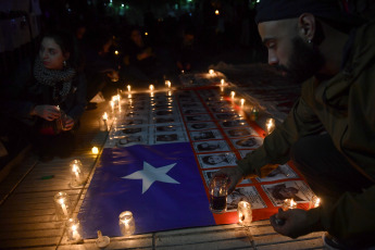 Buenos Aires, Argentina.- En las fotos tomadas el 10 de septiembre del 2023, durante un emotivo espectáculo audiovisual en la explanada del Centro Cultural Kirchner (CCK), donde artistas de Argentina y Chile interpretaron grandes obras de la música popular trasandina, ante un público que acompañó con banderas, velas y hasta un altar en memoria de los desaparecidos en dictadura al cumplirse 50 años del golpe cívico-militar contra el gobierno democrático de Salvador Allende en Chile.