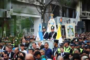 Tucumán, Argentina.- En las fotos tomadas el 24 de septiembre del 2023, la Iglesia tucumana celebró con una procesión a la Virgen de la Merced, patrona de la arquidiócesis y Virgen Generala del Ejército argentino. Las fiestas son coincidentes con los 125 años del templo y los 211 aniversario de la Batalla de Tucumán.