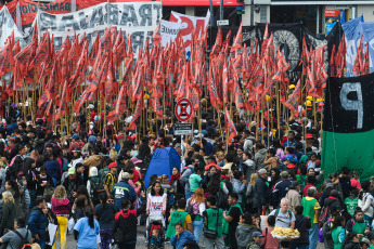 Buenos Aires, Argentina.- En las fotos tomadas el 27 de septiembre del 2023, militantes de la agrupación Libres del Sur y las organizaciones sociales nucleadas en el bloque de Unidad Piquetera se manifestaron en el Ministerio de Trabajo, en reclamo de un aumento del salario mínimo, al considerar que se encuentra "debajo del nivel de indigencia" y que su incremento "es una responsabilidad directa del Gobierno".