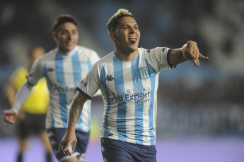 Buenos Aires, Argentina.- En las fotos tomadas el 3 de septiembre del 2023, Racing Club y Estudiantes de La Plata se enfrentaron en el estadio Presidente Perón, de la localidad bonaerense de Avellaneda, en un encuentro válido por la tercera jornada de la Zona B de la Copa de la Liga Profesional. Racing se repuso del tropiezo en la Copa Libertadores, venció 2-1 a Estudiantes, con goles de Gonzalo Piovi y Juanfer Quintero. Méndez, de penal, sobre el final, descontó para la visita.