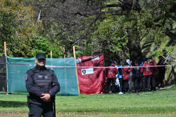 Buenos Aires, Argentina.- En las fotos tomadas el 25 de septiembre del 2023, el cadáver de un hombre mayor de edad fue hallado en uno de los lagos de la zona de los bosques del barrio porteño de Palermo y se investigan las causas del deceso, informaron fuentes policiales. Además, confirmaron que no se encontraron lesiones visibles en el cuerpo.