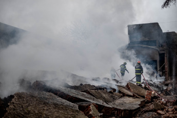 Mar del Plata, Argentina.- En las fotos tomadas el 21 de septiembre del 2023, bomberos y personal de Defensa Civil continúan trabajando luego que un incendio afectara una fábrica de plásticos este miércoles (20) en la ciudad de Mar del Plata, donde ocho dotaciones de bomberos combatieron el fuego sin que se registraran víctimas. Los motivos, tratan de establecerse en ese lugar.