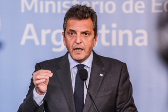 Buenos Aires, Argentina.- En las fotos tomadas el 13 de septiembre del 2023, el ministro de Economía y candidato a presidente por Unión por la Patria, Sergio Massa, brinda una conferencia de prensa en Buenos Aires, Argentina. Massa, anunció la devolución del impuesto IVA a trabajadores, jubilados y monotributistas (también conocidos como trabajadores autónomos), a través de un programa que fue bautizado como "Compre sin IVA".