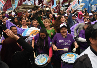 Buenos Aires, Argentina.- En las fotos tomadas el 19 de septiembre del 2023, el movimiento obrero se movilizó al Congreso en apoyo a la eliminación del impuesto a las Ganancias. La CGT y las CTA Autónoma y de los Trabajadores, así como una variada gama de espacios sindicales como la CATT, el Fresimona y la Corriente Federal (CFT), se movilizaron para apoyar el análisis y aprobación del proyecto de ley de eliminación del Impuesto a las Ganancias para la cuarta categoría que se tratará en la Cámara de Diputados.