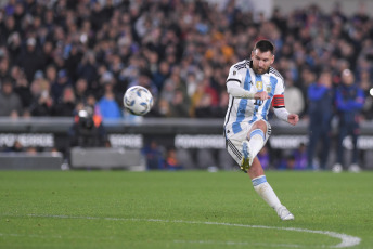 Buenos Aires.- En la foto tomada el 7 de septiembre de 2023, con gol de Lionel Messi de tiro libre, Argentina le gana 1 a 0 a Ecuador. Argentina, el campeón mundial liderado por su capitán Lionel Messi, inicia esta noche su camino hacia la defensa del título en el Mundial 2026 de Estados Unidos, México y Canadá, cuando reciba a Ecuador en el estadio Monumental.