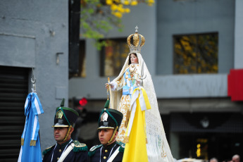 Tucumán, Argentina.- En las fotos tomadas el 24 de septiembre del 2023, la Iglesia tucumana celebró con una procesión a la Virgen de la Merced, patrona de la arquidiócesis y Virgen Generala del Ejército argentino. Las fiestas son coincidentes con los 125 años del templo y los 211 aniversario de la Batalla de Tucumán.