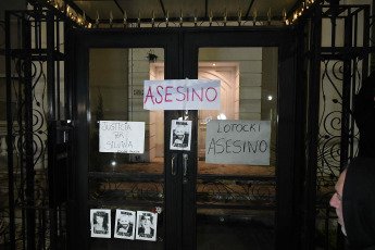 Buenos Aires, Argentina.- En las fotos tomadas el 6 de septiembre del 2023, muestra una concentración pacífica protagonizada por decenas de personas y varias figuras mediáticas, que se manifestaron frente a la vivienda del cirujano Aníbal Lotocki, donde pidieron "Justicia para Silvina Luna y todas las víctimas". En su gran mayoría había mujeres, pero también hombres que manifestaron su dolor y su indignación ante la muerte de Silvina Luna y Mariano Caprarola, ocurridas en el término de las últimas dos semanas.