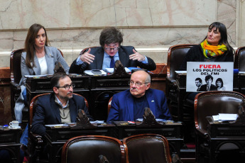 Buenos Aires, Argentina.- En las fotos tomadas el 19 de septiembre del 2023, la Cámara de Diputados debatió el proyecto de ley de la reforma del Impuesto a las Ganancias elaborado por el Poder Ejecutivo, cuya sanción quedó asegurada dado que el Frente de Todos construyó una mayoría con bloques provinciales y los libertarios. El diputado y candidato presidencial de La Libertad Avanza, Javier Milei (atrás centro), votó a favor, sin embargo agregó que con la iniciativa, el gobierno "va intentar sacar un rédito electoral".