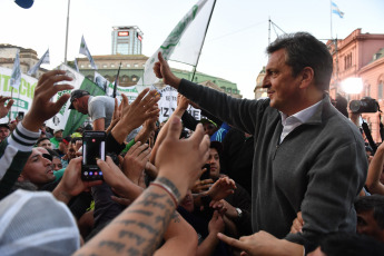 Buenos Aires, Argentina.- En las fotos tomadas el 11 de septiembre del 2023, el ministro de Economía, Sergio Massa (derecha), anunció en Plaza de Mayo ante una multitud de trabajadores que a partir del 1 de octubre próximo el nuevo piso del Impuesto a las Ganancias subirá hasta 1.770.000 pesos mensuales, lo que reducirá su impacto en los sueldos y las jubilaciones, todo con ajustes semestrales.