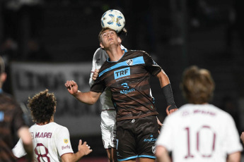 Buenos Aires, Argentina.- In the photos taken on September 14, 2023, during the match between Platense and Lanús in a match valid for the fourth date of Zone B of the League Cup at the Ciudad de Vicente López Stadium. Platense reversed the result against Lanús, won 2-1 and started ahead thanks to Loco Díaz's goal. However, in the second half, Calamar turned the game around with goals from Vázquez and Ocampo. Thus, they achieved their first victory in the League Cup.