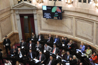 Buenos Aires, Argentina.- En las fotos tomadas el 28 de septiembre del 2023, el Senado de la Nación convirtió en ley la reforma del Impuesto a las Ganancias impulsada por el ministro de Economía y candidato presidencial, Sergio Massa. De esta manera, se elevó el piso del Mínimo No Imponible a casi dos millones de pesos, lo que equivale a quince salarios mínimos, vital y móvil y que regirá a partir de 2024.