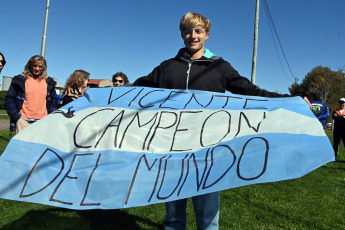 Viedma, Argentina.- En las fotos tomadas el 12 de septiembre del 2023, el joven palista Vicente Vergauven fue recibido en la ciudad rionegrina de Viedma tras ganar dos medallas de oro en el campeonato mundial de la categoría maratón de canotaje en Dinamarca. Vergauven, se convirtió en el primer viedmense en conseguir dos medallas doradas en un mismo certamen y que marcó el podio para la delegación Argentina en Vejen, Dinamarca.