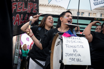 Buenos Aires, Argentina.- En las fotos tomadas el 28 de septiembre del 2023, miles de mujeres, diversidades, activistas independientes y organizaciones marcharon desde Plaza de Mayo hasta el Congreso en defensa del "aborto seguro y gratuito, por la ESI y por vidas dignas", "contra las derechas, el ajuste y el Fondo Monetario Internacional (FMI)", bajo el grito "la libertad es nuestra".