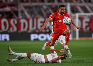 Buenos Aires, Argentina.- En las fotos tomadas el 15 de septiembre del 2023, durante el partido entre Independiente y Huracán por la cuarta fecha de la Copa de la Liga. Independiente venció a Huracán por 1 a 0 para consolidarse en la cima de la Zona A de la Copa de la Liga Profesional y sus hinchas ya empezaron a señalar a este renovado equipo conducido por Carlos Tevez como la "Apacheta".