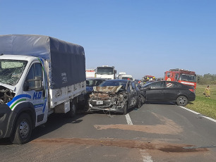 Córdoba, Argentina.- En las fotos tomadas el 11 de septiembre del 2023, muestra un choque múltiple en la ruta provincial 13, entre Villa del Rosario y Luque, en el departamento cordobés de Río Segundo. Dos personas murieron en accidentes ocurridos en la ruta provincial 13, entre las localidades cordobesas de Villa del Rosario y Luque, y sobre la autopista Rosario-Córdoba, donde colisionaron al menos unos 30 vehículos en cadena, y ambos choques fueron provocados por una nube de tierra originada por fuertes vientos que soplaron en esas zonas del país.