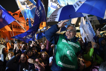 Buenos Aires, Argentina.- En las fotos tomadas el 19 de septiembre del 2023, el movimiento obrero se movilizó al Congreso en apoyo a la eliminación del impuesto a las Ganancias. La CGT y las CTA Autónoma y de los Trabajadores, así como una variada gama de espacios sindicales como la CATT, el Fresimona y la Corriente Federal (CFT), se movilizaron para apoyar el análisis y aprobación del proyecto de ley de eliminación del Impuesto a las Ganancias para la cuarta categoría que se tratará en la Cámara de Diputados.