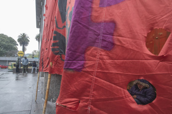 Buenos Aires, Argentina.- En las fotos tomadas el 21 de septiembre del 2023, el Frente de Organizaciones en Lucha (FOL) junto a otras agrupaciones sociales realizan un acampe frente al Ministerio de Economía, ''En defensa de la urbanización de los barrios populares y de los puestos de trabajo''. En ese sentido, los organizadores de la protesta reiteraron que “le reclamarán al Ministerio de Economía y Desarrollo Social que aprueben los fondos para seguir ejecutando obras en los barrios populares”.