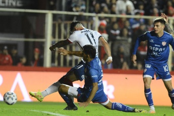 Santa Fe de la Vera Cruz, Argentina.- En las fotos tomadas el 4 de septiembre del 2023, durante el partido entre Unión y San Lorenzo en el duelo que cerró la tercera fecha de la Copa de la Liga Profesional (LPF) en el Estadio15 de Abril. Unión de Santa Fe (5 puntos) empató 1-1 con San Lorenzo (5), que terminó con dos jugadores menos. El delantero paraguayo Adam Bareiro (Pt. 24m.) abrió la cuenta para el Ciclón; mientras que el atacante Gonzalo Morales (St. 31m.), estableció la paridad para el elenco santafesino.