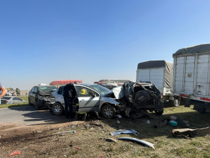 Córdoba, Argentina.- En las fotos tomadas el 11 de septiembre del 2023, muestra un choque múltiple en la ruta provincial 13, entre Villa del Rosario y Luque, en el departamento cordobés de Río Segundo. Dos personas murieron en accidentes ocurridos en la ruta provincial 13, entre las localidades cordobesas de Villa del Rosario y Luque, y sobre la autopista Rosario-Córdoba, donde colisionaron al menos unos 30 vehículos en cadena, y ambos choques fueron provocados por una nube de tierra originada por fuertes vientos que soplaron en esas zonas del país.