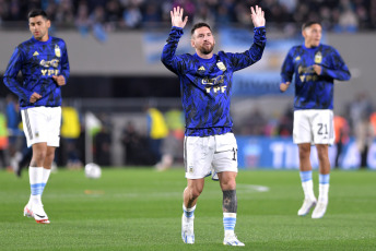 Buenos Aires, Argentina.- En la foto tomada el 7 de septiembre de 2023, Argentina, el campeón mundial liderado por su capitán Lionel Messi, inicia esta noche su camino hacia la defensa del título en el Mundial 2026 de Estados Unidos, México y Canadá, cuando reciba a Ecuador en el estadio Monumental.