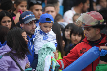 Mendoza, Argentina.- En las fotos tomadas el 17 de septiembre del 2023, durante el partido entre Godoy Cruz y Belgrano por la cuarta fecha de la Zona B de la Copa de la Liga en el Estadio Malvinas Argentinas. Godoy Cruz de Mendoza igualó sin goles con Belgrano de Córdoba en un encuentro marcado por la violencia, ya que hubo incidentes dentro y fuera del estadio. Hubo disparos, gases, corridas, piedrazos y familias amontonadas en la tribuna popular que fueron trasladados a la platea lindante.