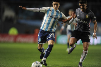 Buenos Aires, Argentina.- En las fotos tomadas el 3 de septiembre del 2023, Racing Club y Estudiantes de La Plata se enfrentaron en el estadio Presidente Perón, de la localidad bonaerense de Avellaneda, en un encuentro válido por la tercera jornada de la Zona B de la Copa de la Liga Profesional. Racing se repuso del tropiezo en la Copa Libertadores, venció 2-1 a Estudiantes, con goles de Gonzalo Piovi y Juanfer Quintero. Méndez, de penal, sobre el final, descontó para la visita.