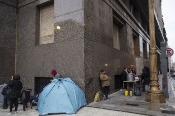 Buenos Aires, Argentina.- En las fotos tomadas el 21 de septiembre del 2023, el Frente de Organizaciones en Lucha (FOL) junto a otras agrupaciones sociales realizan un acampe frente al Ministerio de Economía, ''En defensa de la urbanización de los barrios populares y de los puestos de trabajo''. En ese sentido, los organizadores de la protesta reiteraron que “le reclamarán al Ministerio de Economía y Desarrollo Social que aprueben los fondos para seguir ejecutando obras en los barrios populares”.