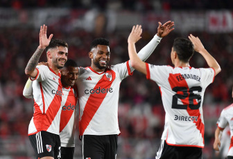 Buenos Aires, Argentina.- En las fotos tomadas el 17 de septiembre del 2023, River Plate se enfrentó al Arsenal de Sarandí, por la cuarta fecha de la Zona B de la Copa de la Liga en el Estadio el Monumental. River Plate derrotó 3-1 a Arsenal, el equipo de Martín Demichelis se impuso con un gol de Nicolás De la Cruz y dos anotaciones de Miguel Borja.