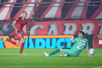 Buenos Aires, Argentina.- En las fotos tomadas el 21 de septiembre del 2023, durante el partido entre Argentinos Juniors y Talleres de Córdoba en el Estadio Diego Armando Maradona por la quinta fecha de la Zona A de la Copa de la Liga. Argentinos logró un importante triunfo ante Talleres, venció 3-1 y se subió a la punta de la Zona A -la comparte con Independiente- de la Copa de la Liga Profesional. El Bicho suma dos victorias consecutivas desde la llegada de Pablo Guede.