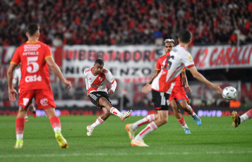 Buenos Aires, Argentina.- En las fotos tomadas el 17 de septiembre del 2023, River Plate se enfrentó al Arsenal de Sarandí, por la cuarta fecha de la Zona B de la Copa de la Liga en el Estadio el Monumental. River Plate derrotó 3-1 a Arsenal, el equipo de Martín Demichelis se impuso con un gol de Nicolás De la Cruz y dos anotaciones de Miguel Borja.