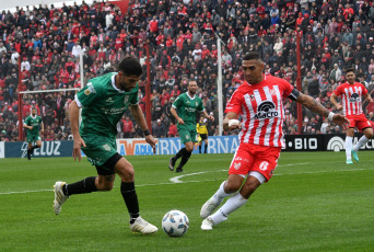 Córdoba, Argentina.- En las fotos tomadas el 3 de septiembre del 2023, durante el partido entre Banfield e Instituto de Córdoba en encuentro válido por la tercera fecha de la zona A de la Copa de la Liga Profesional de Fútbol de Primera División en el Estadio Monumental Presidente Perón. Banfield se encontró con un agónico gol en tiempo de descuento con una gran definición de Gerónimo Rivera y superó a Instituto de Córdoba por 1 a 0.