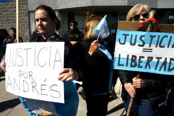 Buenos Aires.- En la foto tomada el 18 de septiembre de 2023, familiares y amigos de Andrés Blaquier (62), el empresario asesinado de un tiro en el pecho el 29 de octubre del año por delincuentes que le robaron la moto mientras circulaba por la autopista Panamericana, reclamaban hoy justicia con carteles y banderas argentinas frente a los tribunales de menores de San Isidro, donde dos adolescentes de 17 años comenzaron a ser juzgados por el crimen.