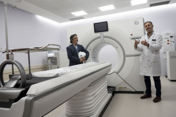 Buenos Aires, Argentina.- En las fotos tomadas el 1 de septiembre del 2023, muestra el primer centro de Protonterapia de América Latina pata tratar el cáncer en Buenos Aires, Argentina. El Centro Argentino de Protonterapia (Cearp), primera experiencia de América Latina en el desarrollo de esta tecnología que permite un tratamiento contra tumores que solo se realiza en 20 países del mundo con mayor precisión y menos efectos secundarios que los rayos tradicionales, espera recibir a sus primeros pacientes en 2024 y funcionar a plena capacidad durante 2025.