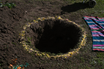 Buenos Aires, Argentina.- En las fotos tomadas el 31 de agosto del 2023, integrantes de pueblos originarios realizan la celebracion de la Pachamama en la Isla Martin Garcia. Con ofrendas, sahumos y sonidos de caracolas sagradas, pueblos originarios celebraron la Pachamama en este lugar considerado una "joya ambiental" en medio del Río de la Plata, con una ceremonia ancestral donde se abrió una boca en la tierra para convidarla con alimentos.