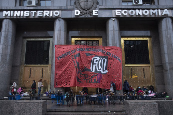 Buenos Aires, Argentina.- En las fotos tomadas el 21 de septiembre del 2023, el Frente de Organizaciones en Lucha (FOL) junto a otras agrupaciones sociales realizan un acampe frente al Ministerio de Economía, ''En defensa de la urbanización de los barrios populares y de los puestos de trabajo''. En ese sentido, los organizadores de la protesta reiteraron que “le reclamarán al Ministerio de Economía y Desarrollo Social que aprueben los fondos para seguir ejecutando obras en los barrios populares”.