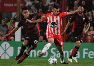 Córdoba, Argentina.- En las fotos tomadas el 20 de septiembre del 2023, durante el partido entre Instituto y Colón por la jornada 5 de la Copa de la Liga en el Estadio Monumental Presidente Perón. Instituto venció por 3-1 a Colón como local. Para Instituto los goles fueron marcados por Adrián Martínez (a los 11, 71 minutos) y Nicolás Barrientos (a los 93 minutos). Para Colón el gol fue marcado por Ramón Ábila (a los 7 minutos).