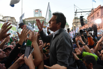 Buenos Aires, Argentina.- En las fotos tomadas el 11 de septiembre del 2023, el ministro de Economía, Sergio Massa (centro), anunció en Plaza de Mayo ante una multitud de trabajadores que a partir del 1 de octubre próximo el nuevo piso del Impuesto a las Ganancias subirá hasta 1.770.000 pesos mensuales, lo que reducirá su impacto en los sueldos y las jubilaciones, todo con ajustes semestrales.