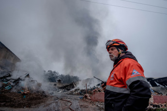 Mar del Plata, Argentina.- En las fotos tomadas el 21 de septiembre del 2023, bomberos y personal de Defensa Civil continúan trabajando luego que un incendio afectara una fábrica de plásticos este miércoles (20) en la ciudad de Mar del Plata, donde ocho dotaciones de bomberos combatieron el fuego sin que se registraran víctimas. Los motivos, tratan de establecerse en ese lugar.