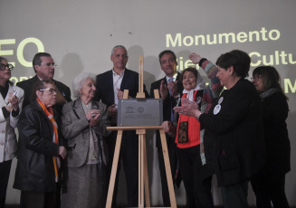 Buenos Aires, Argentina.- En las fotos tomadas el 26 de septiembre del 2023, un emotivo acto con la participación de sobrevivientes, organismos y trabajadores de la Secretaría de Derechos Humanos, el Museo Sitio de Memoria ESMA instaló una placa conmemorativa por haber sido declarado Patrimonio Mundial de la Unesco la semana pasada.