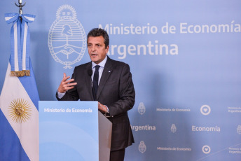 Buenos Aires, Argentina.- En las fotos tomadas el 13 de septiembre del 2023, el ministro de Economía y candidato a presidente por Unión por la Patria, Sergio Massa, brinda una conferencia de prensa en Buenos Aires, Argentina. Massa, anunció la devolución del impuesto IVA a trabajadores, jubilados y monotributistas (también conocidos como trabajadores autónomos), a través de un programa que fue bautizado como "Compre sin IVA".