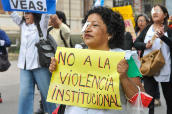 Jujuy, Argentina.- En las fotos tomadas el 18 de septiembre del 2023, docentes de nivel inicial y primario de Jujuy marcharon para reclamar al Gobierno de Gerardo Morales "la devolución de los días de paro" descontados de sus haberes y la "exigencia" de que el pago sea "inmediato" para resarcir los perjuicios sufridos por esos "descuentos indebidos", en el marco del primer día de una huelga de 48 horas sin asistencia a los lugares de trabajo.