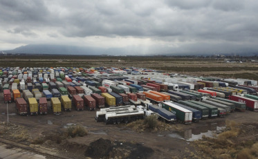 Mendoza, Argentina.- En las fotos tomadas el 8 de septiembre del 2023, más de 9.000 camiones aguardan cruzar el paso Cristo Redentor hacia ambos lados de la Cordillera de Los Andes, en un cruce que ya lleva 58 días cerrados en lo que va del año, según confirmó el Comité de Frontera en un comunicado. Daniel Galdeano, titular de ese organismo, destacó que esta prolongada inhabilitación del cruce fronterizo en plena temporada invernal es un hecho inusual y preocupante.