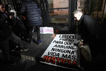 Buenos Aires, Argentina.- En las fotos tomadas el 6 de septiembre del 2023, muestra una concentración pacífica protagonizada por decenas de personas y varias figuras mediáticas, que se manifestaron frente a la vivienda del cirujano Aníbal Lotocki, donde pidieron "Justicia para Silvina Luna y todas las víctimas". En su gran mayoría había mujeres, pero también hombres que manifestaron su dolor y su indignación ante la muerte de Silvina Luna y Mariano Caprarola, ocurridas en el término de las últimas dos semanas.