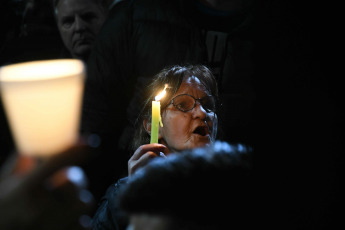 Buenos Aires, Argentina.- En las fotos tomadas el 6 de septiembre del 2023, muestra una concentración pacífica protagonizada por decenas de personas y varias figuras mediáticas, que se manifestaron frente a la vivienda del cirujano Aníbal Lotocki, donde pidieron "Justicia para Silvina Luna y todas las víctimas". En su gran mayoría había mujeres, pero también hombres que manifestaron su dolor y su indignación ante la muerte de Silvina Luna y Mariano Caprarola, ocurridas en el término de las últimas dos semanas.